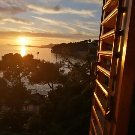 Front A Stone Throw Away From The Sea Villa *