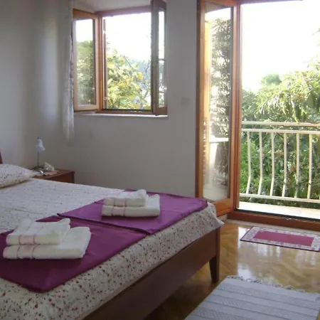 Front A Stone Throw Away From The Sea Villa *